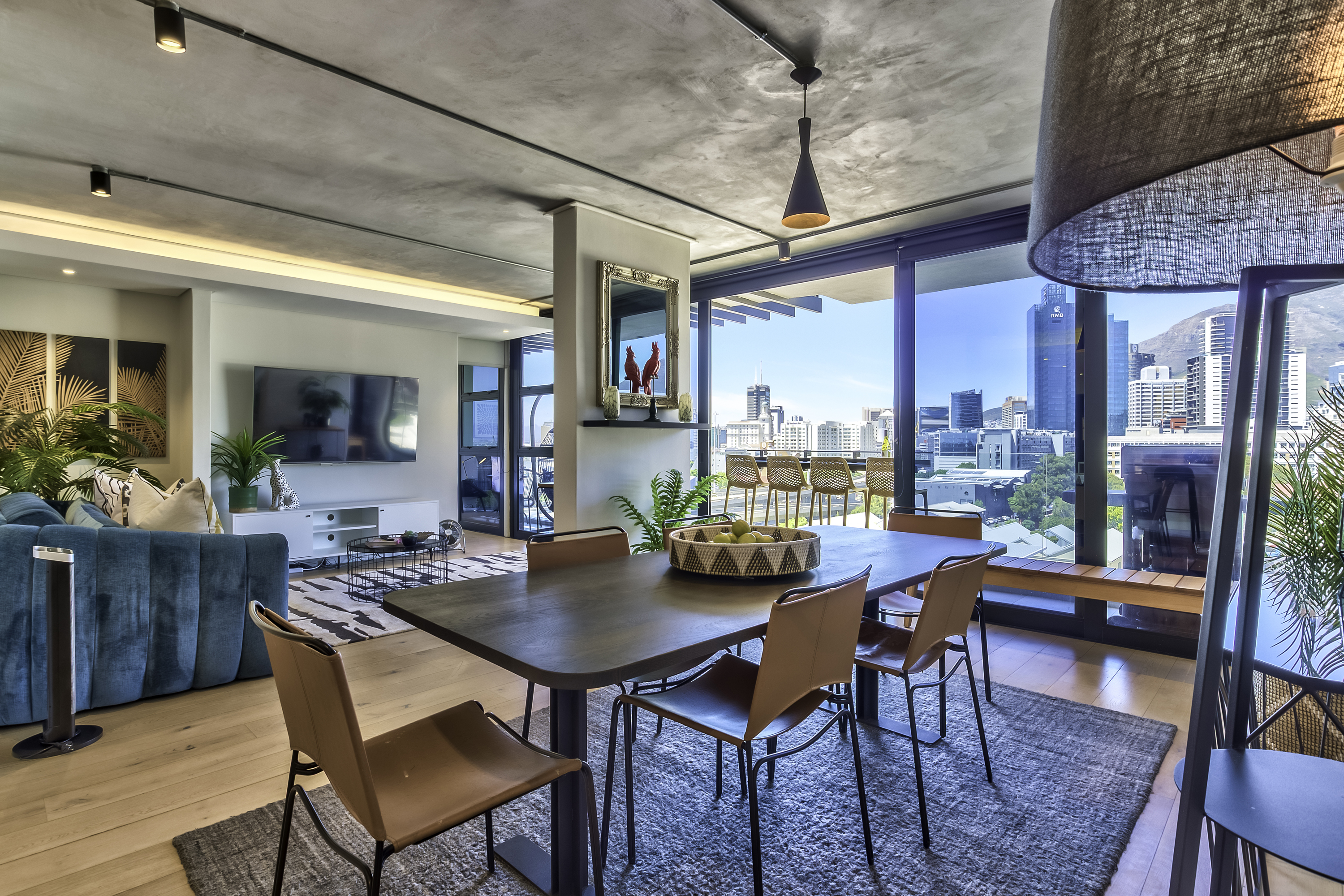 Penthouse Bliss with Mountain Views@ The Docklands