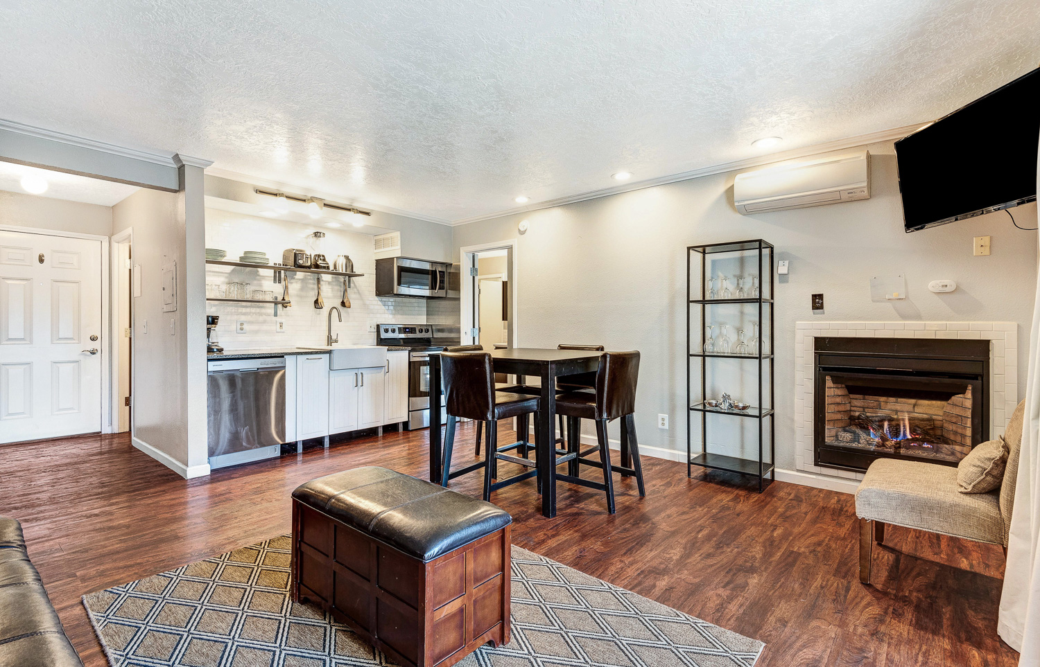 Elegant Condo on outskirts of Downtown Bend Condominiums for Rent in