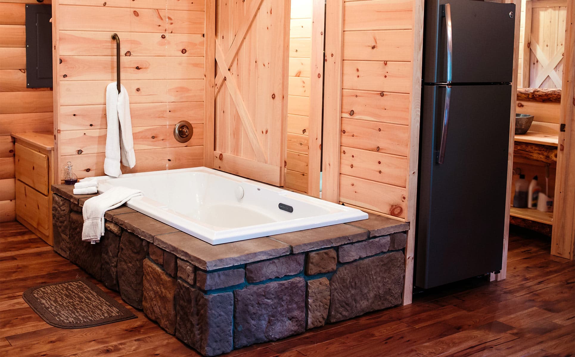 Dreamy Treehouse Getaway with Hot Tub Cabins for Rent in Millersburg