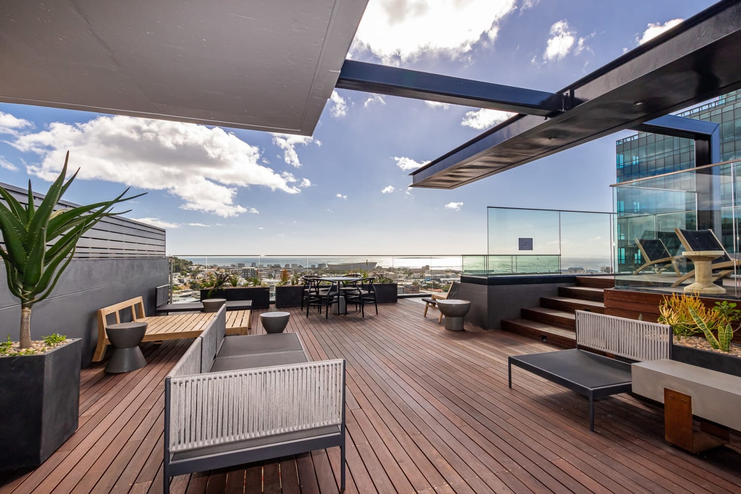 Views/Kloof street/Outdoor Pool &Gym/Fast Wifi Apartments for Rent in