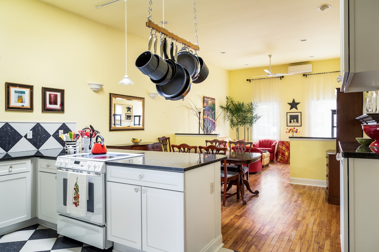 Downtown 2-Bedroom, Walk to Beach & Shops!