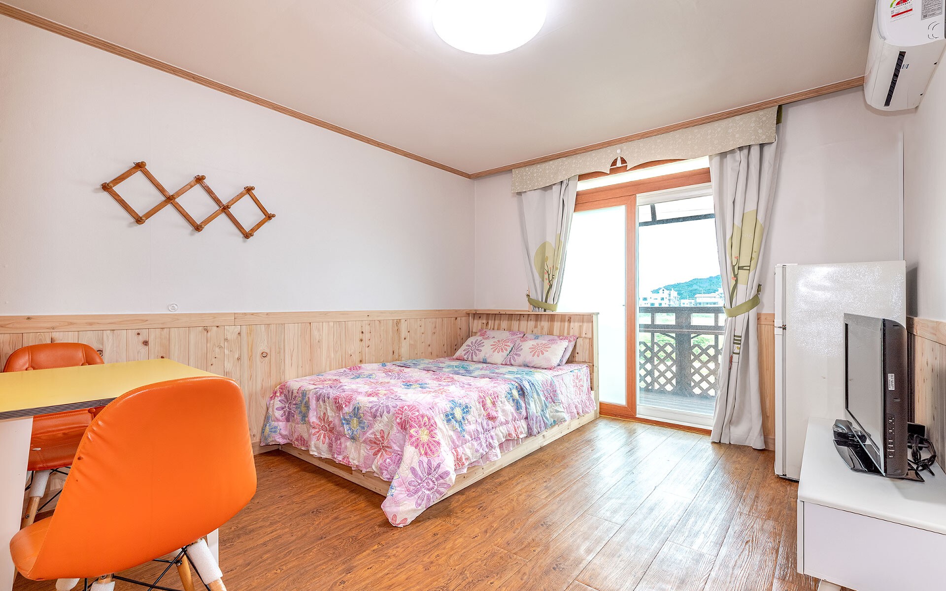 Pattaya with beautiful sea views from the back garden promenade and observation deck (Room 205)