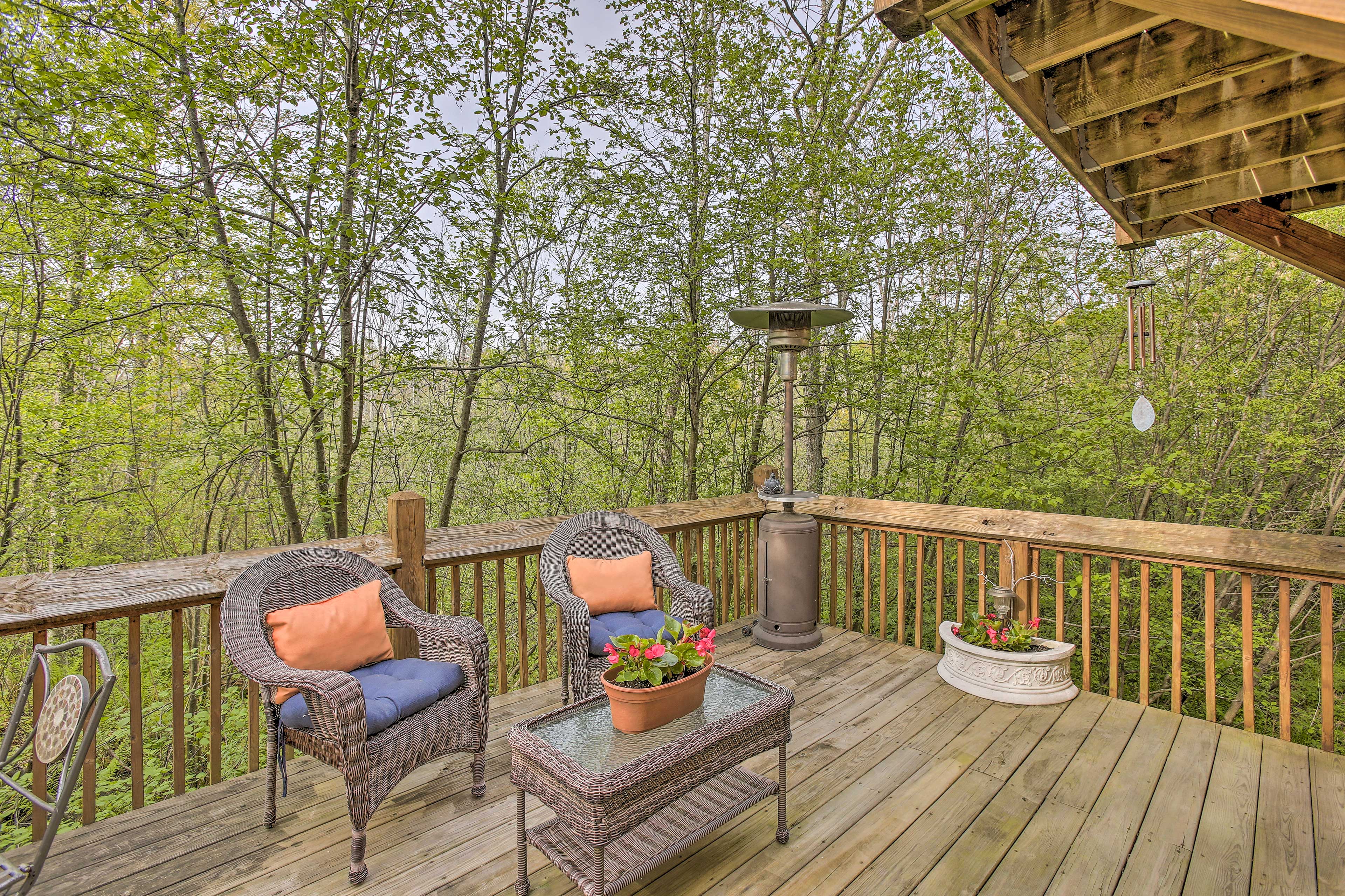 Resort Cabin w/ Fire Pit: Golf, Hike and Play!