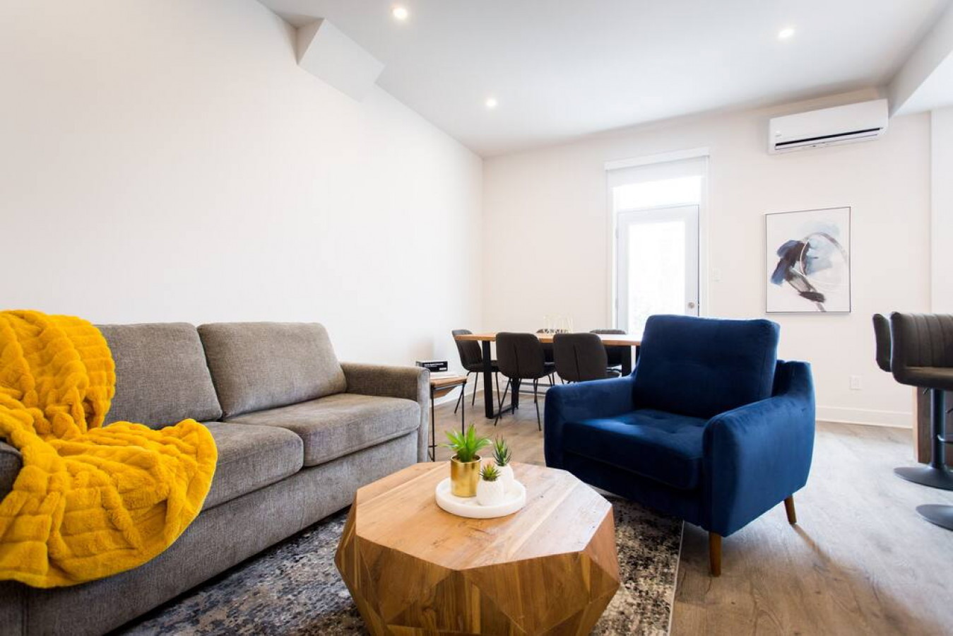 Huge 2 Bdr with Balcony in Mile End by Denstays
