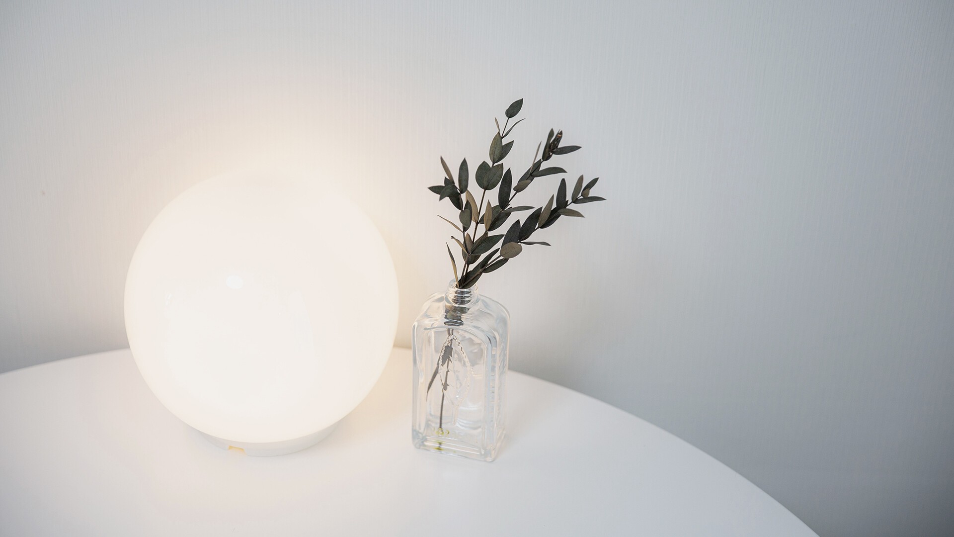 NA202, where cozy bedding and neat white-one interiors blend