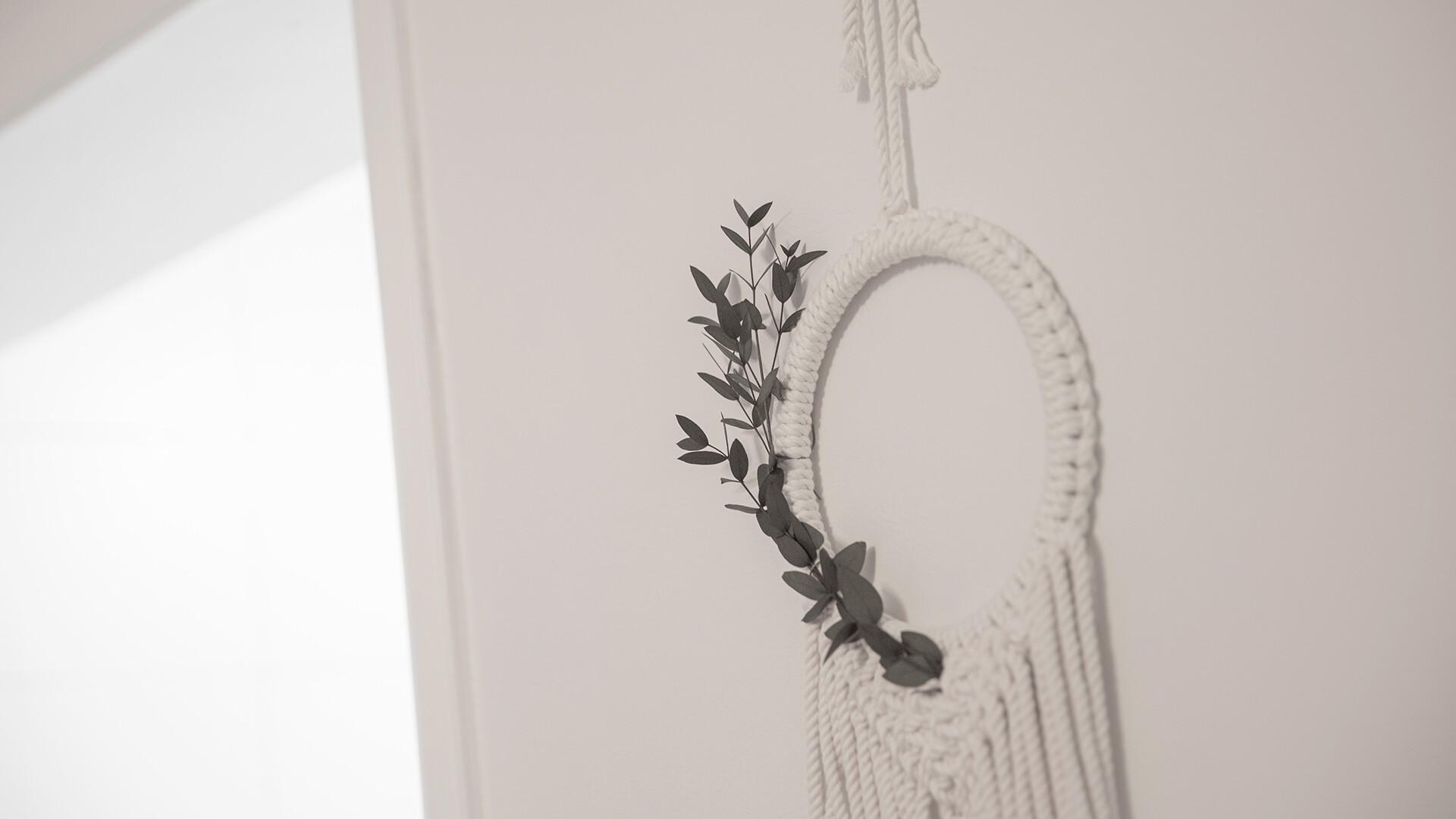 NA101 combines cozy bedding with neat white-toned interiors
