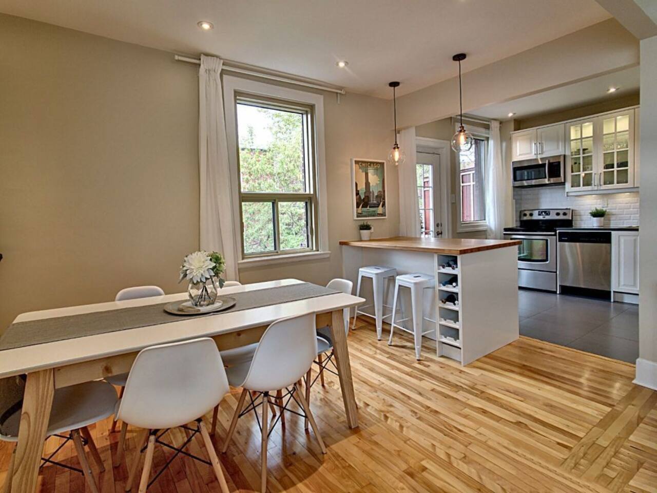 Chic 2BD Condo ★ 10/10 Walkscore ★ Free Parking ★