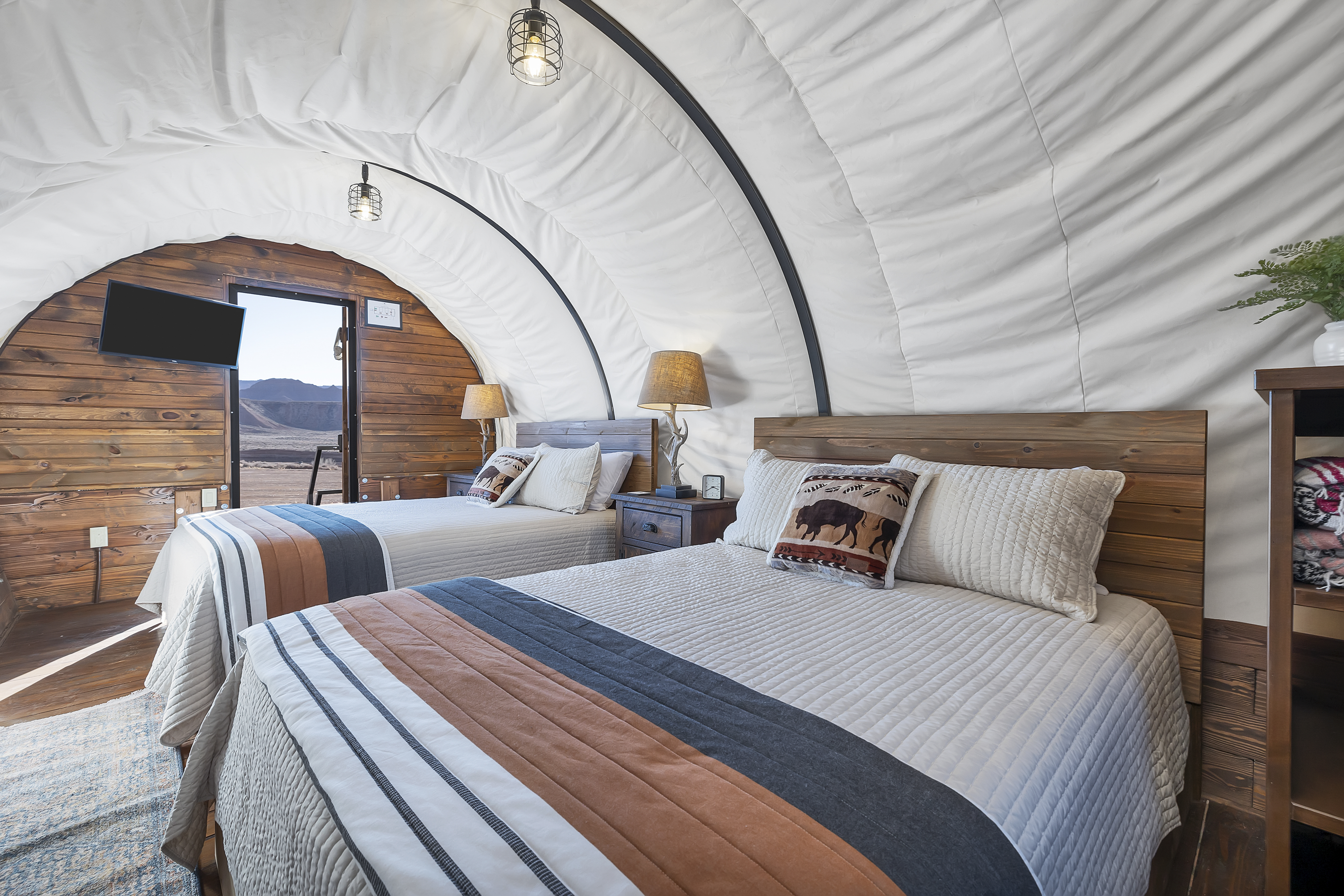 Fun Outlaw Covered Wagon w/2 Queen Beds & Fire Pit