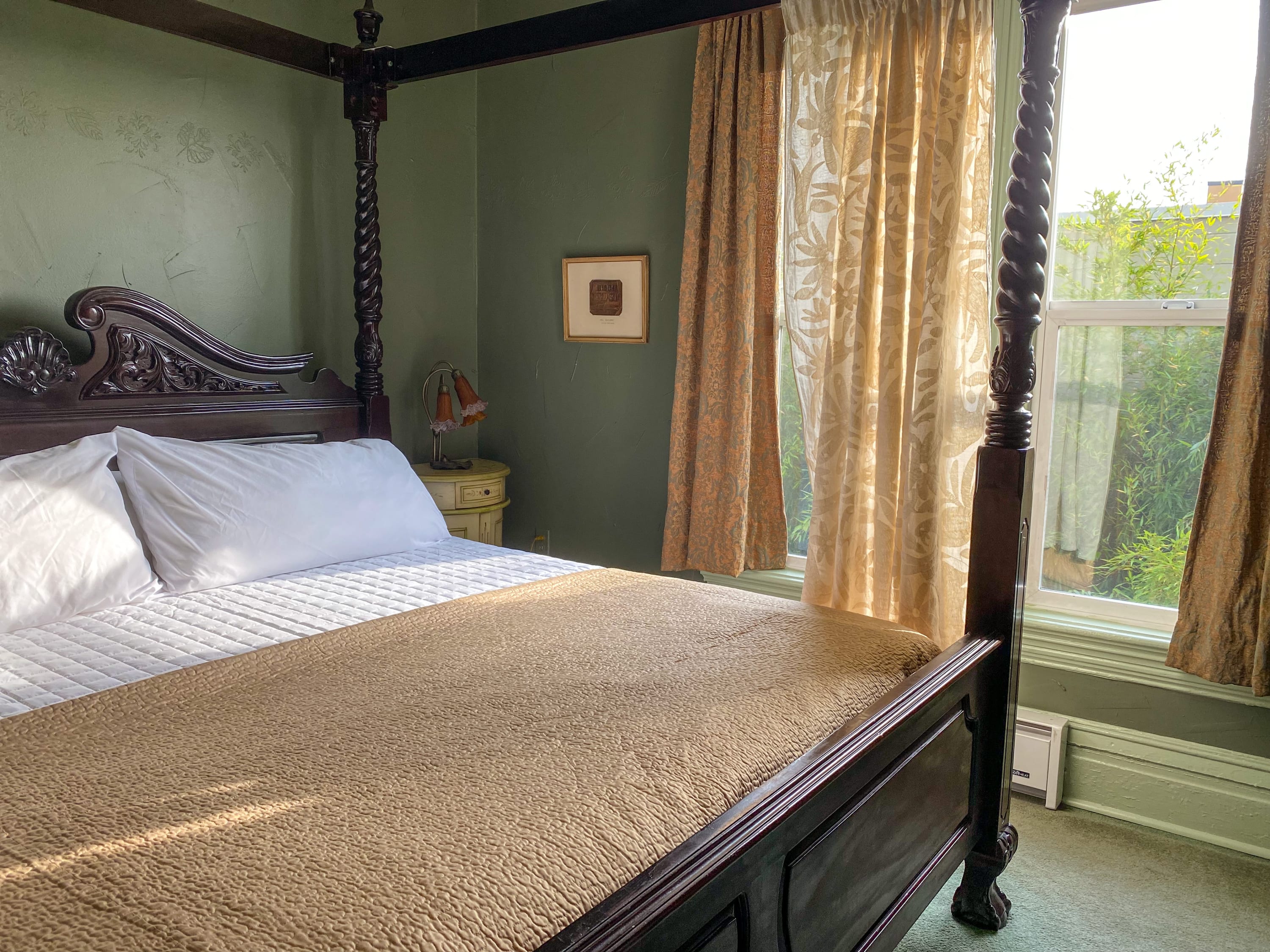 Upstairs at TheVictorian - Lush, Walkable, and Dog