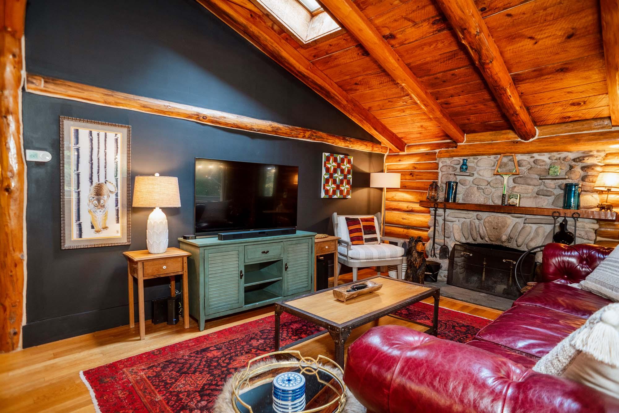 Creekside Cabin:  Cozy Getaway w/ Firepit