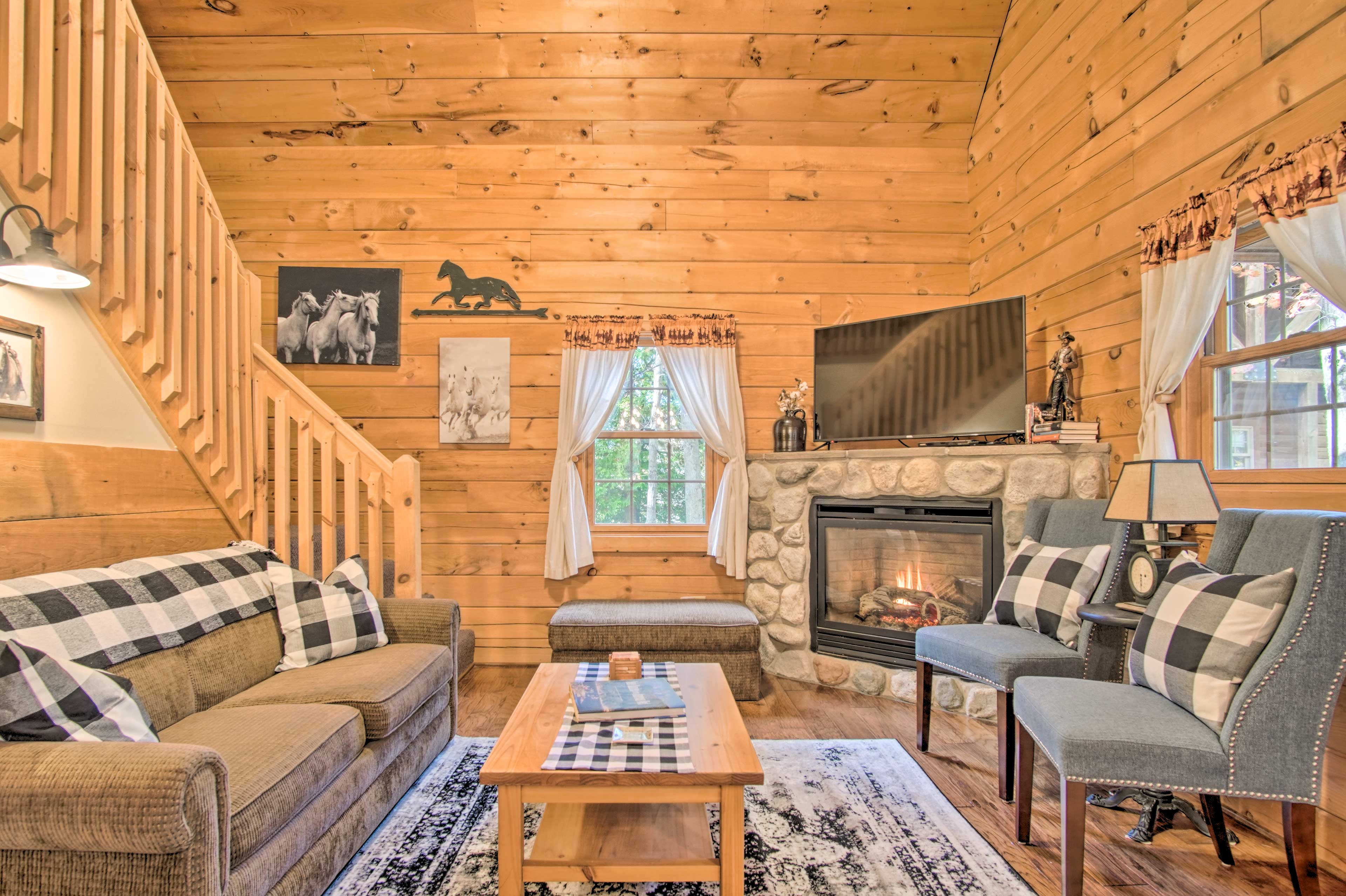 Rustic Rothbury Cabin w/ Resort Amenity Access!