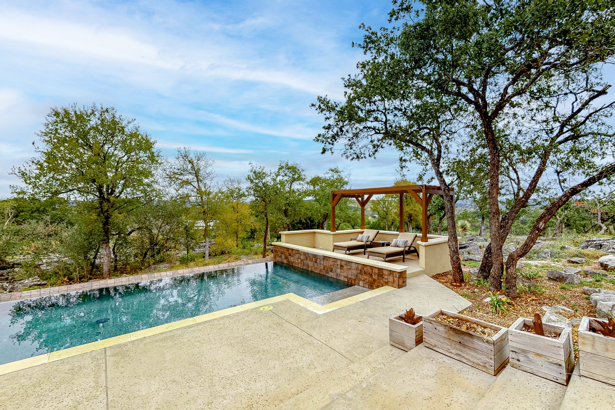 Abgeschiedenes zweistöckiges Haus mit privatem Pool, Außenküche