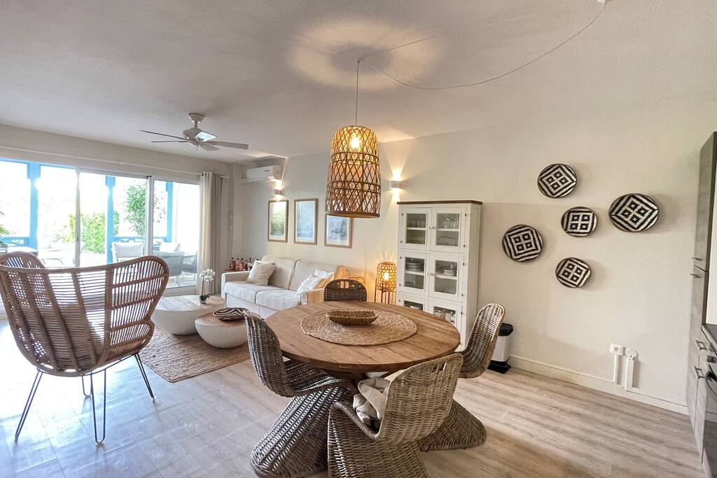 Et Voilà!, 1 bedroom apartment on the beach!