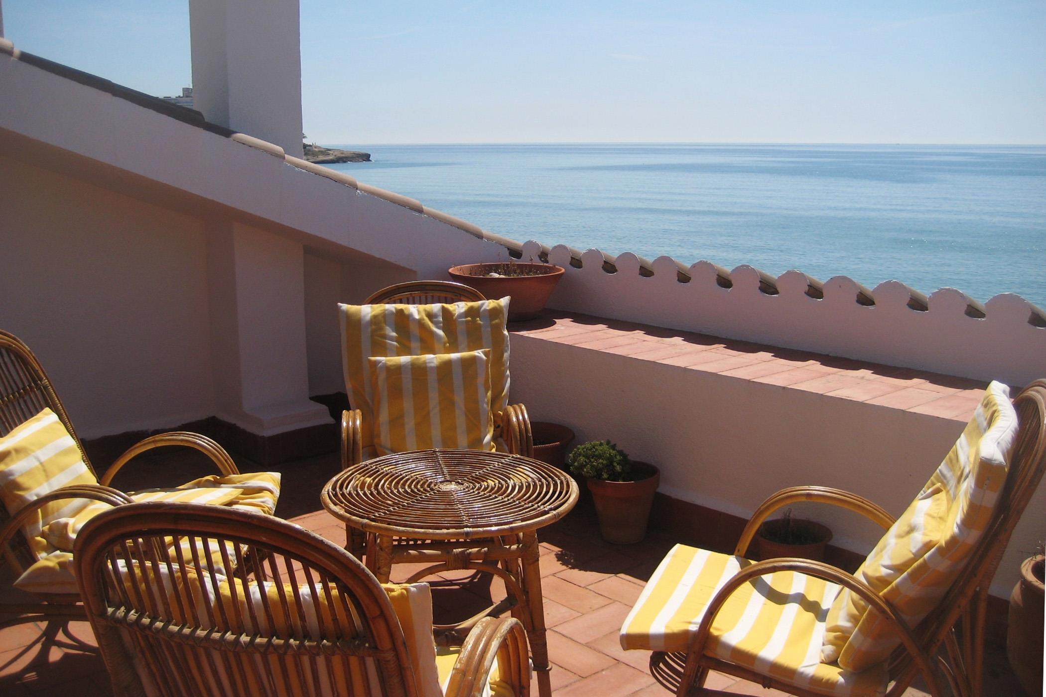 AT303 House with views in front of the beach