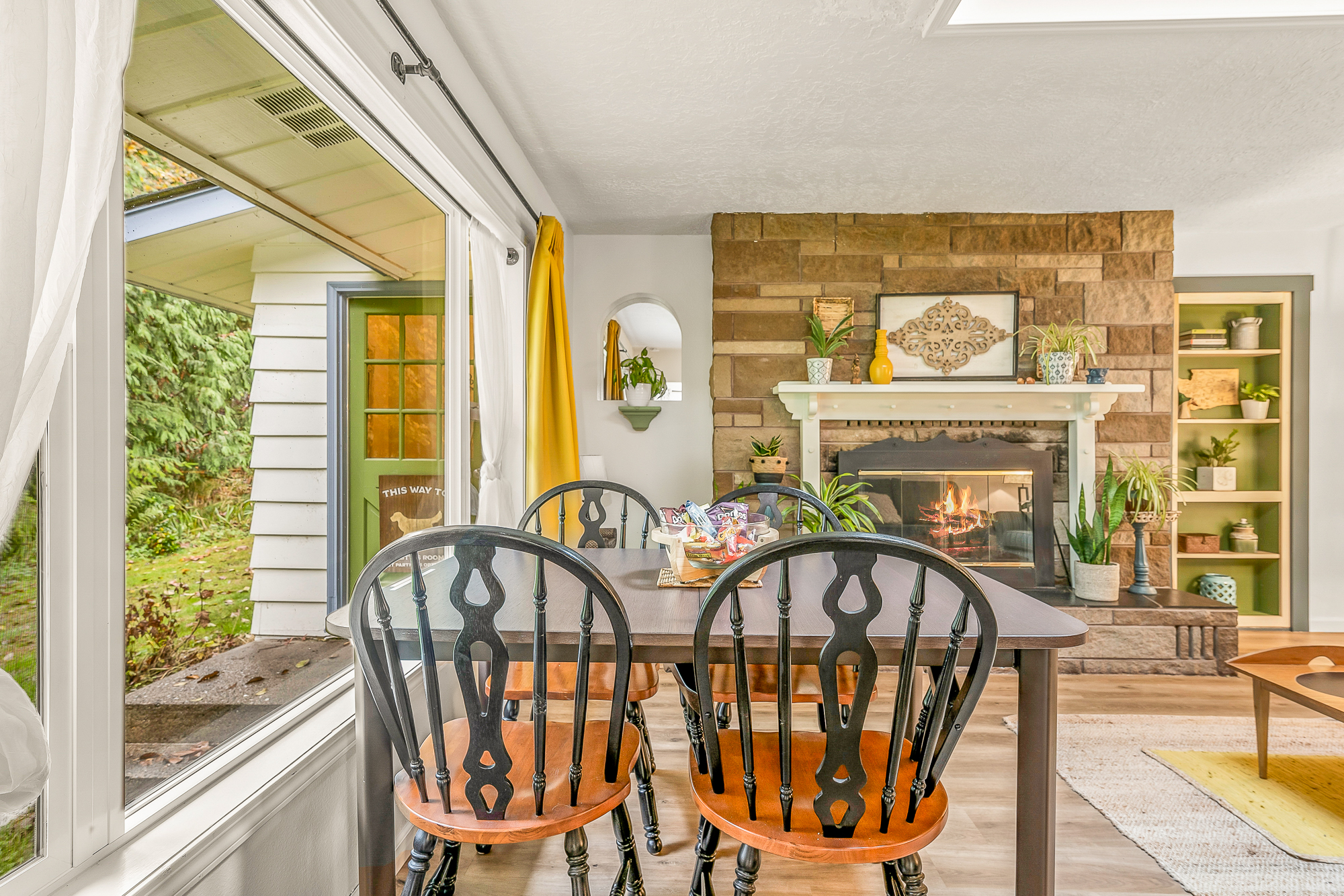 Spacious, Quiet, Eclectic Waterfront Cottage