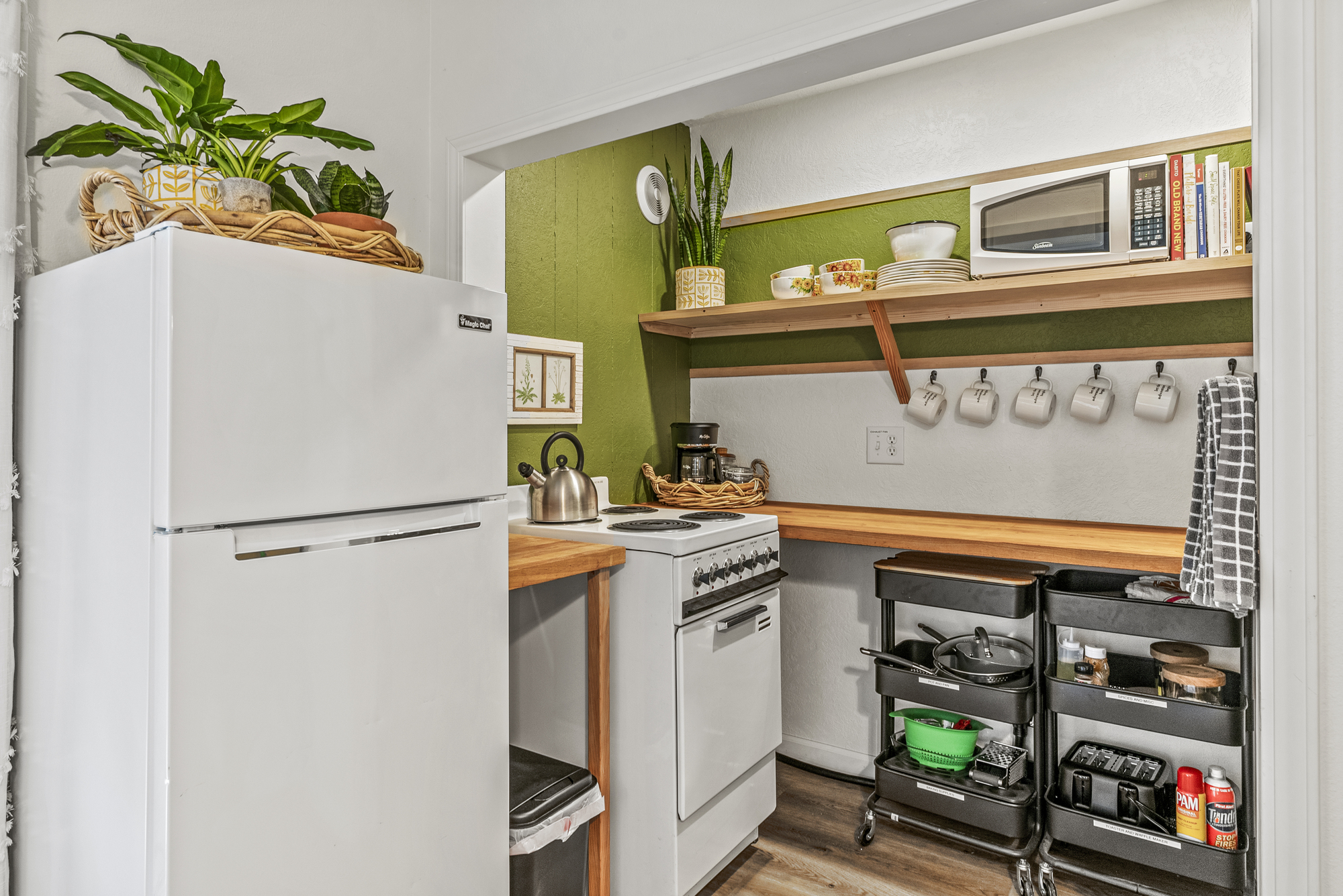 Spacious Bright Waterfront Cottage ~ Two Kitchens