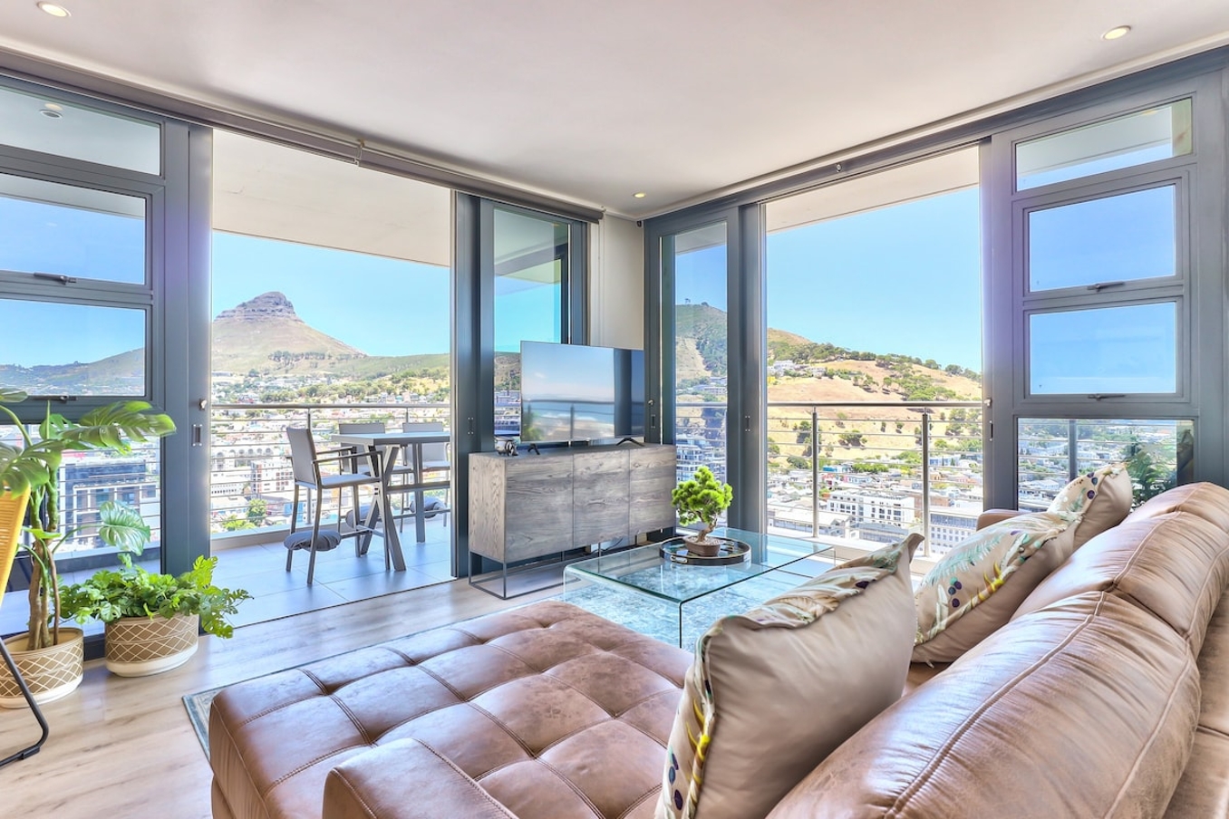 Amazing Ocean & Mountain Views From Trendy Condo