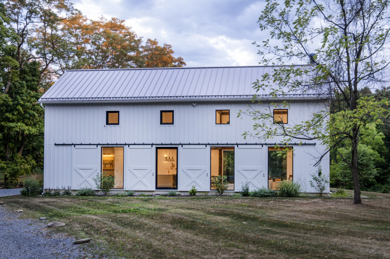 Modern Converted Barn with Hot Tub!