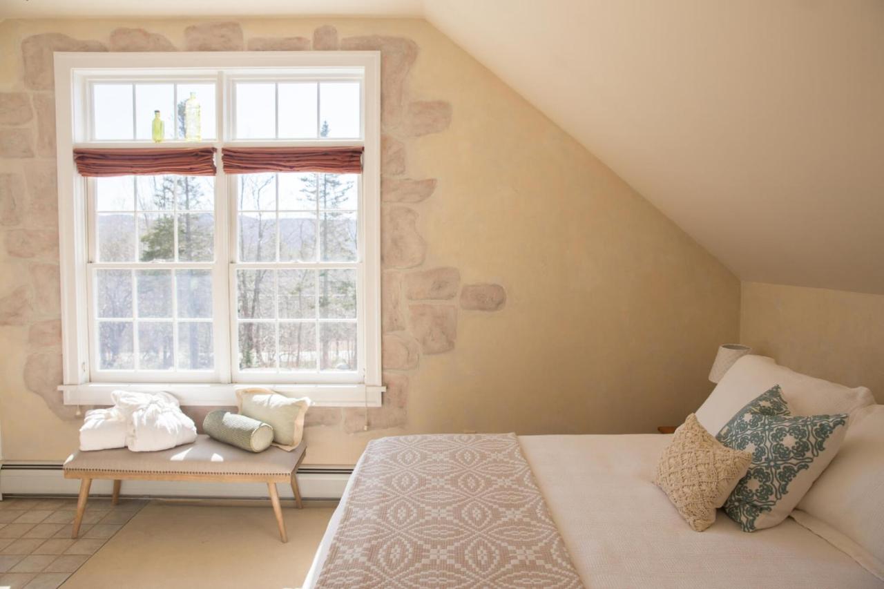 Red Clover Inn: Lovers Queen Suite near Killington