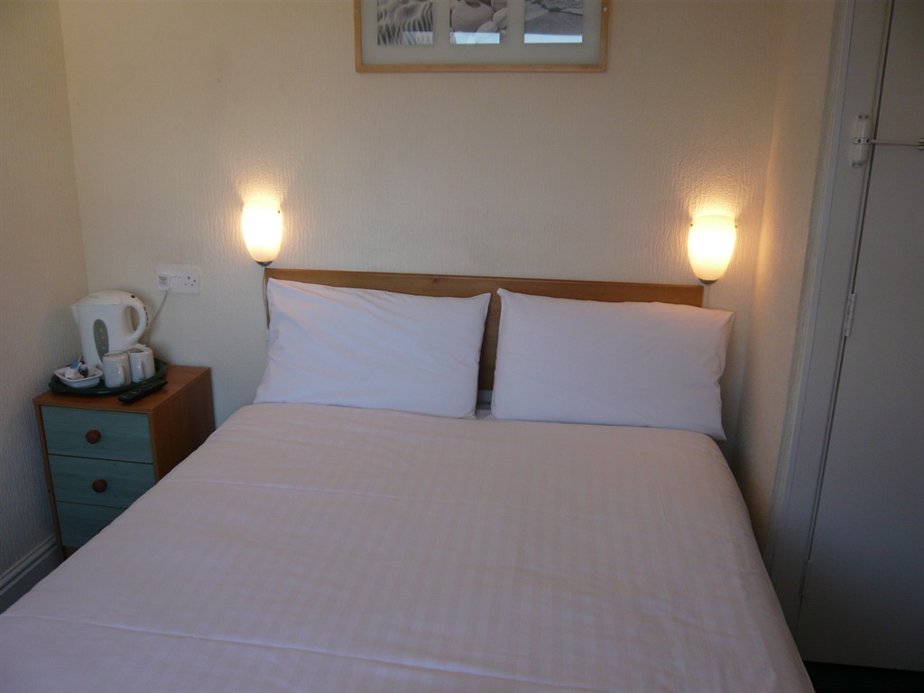 Budget-Doppelbett im Dutchman Hotel - Airbnb