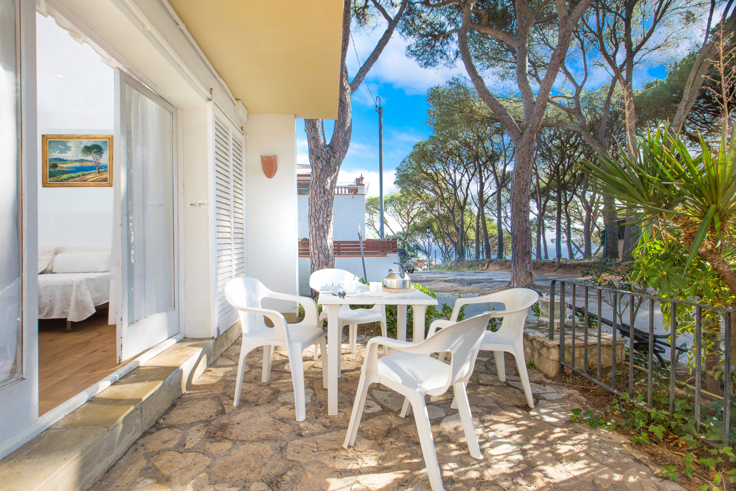 1anc 04 - Basic 1 bedroom apartment located very c