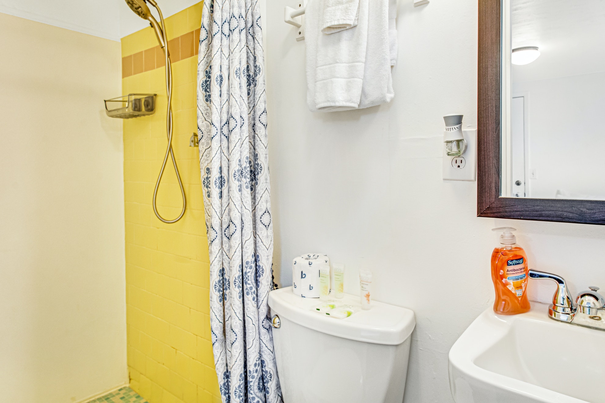 Habitación pintoresca con una pequeña cocina, wifi rápido, TV - a menos