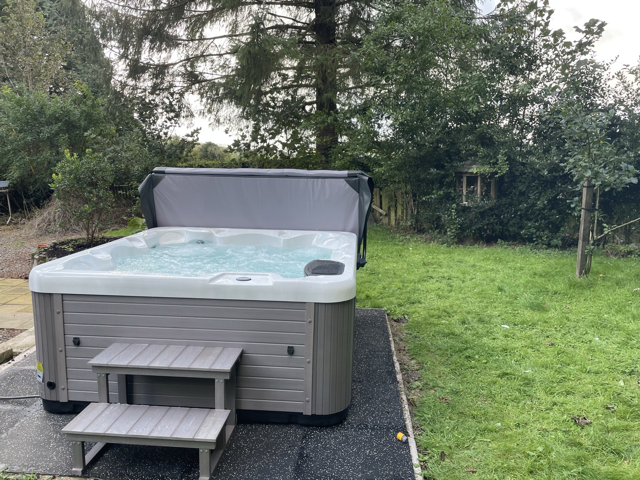 Whispering Trees Tranquil Retreat with hot tub