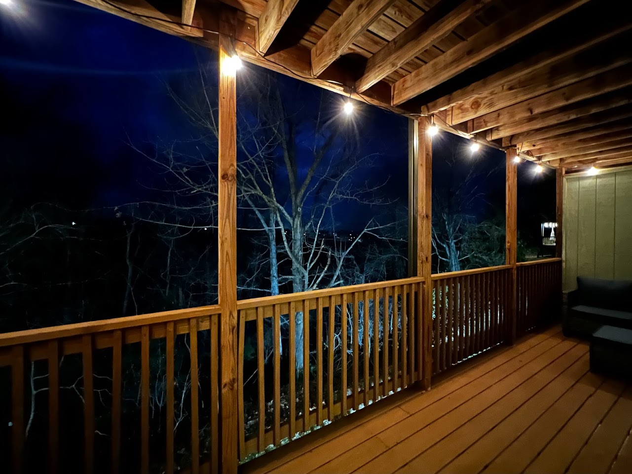 Sleeps 6! SUPER close to Silver Dollar City and 10 minutes from the Branson Strip and the lake! Walk-in (no stairs) 2BR/2BA condo with 2 comfy memory foam king beds, a sleeper sofa, and a pack-n-play. Scenic wooded views with 2 outdoor pools!