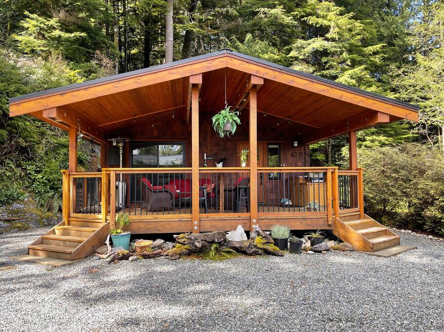 Private Cozy 1-Bedroom Cottage with Expansive Deck
