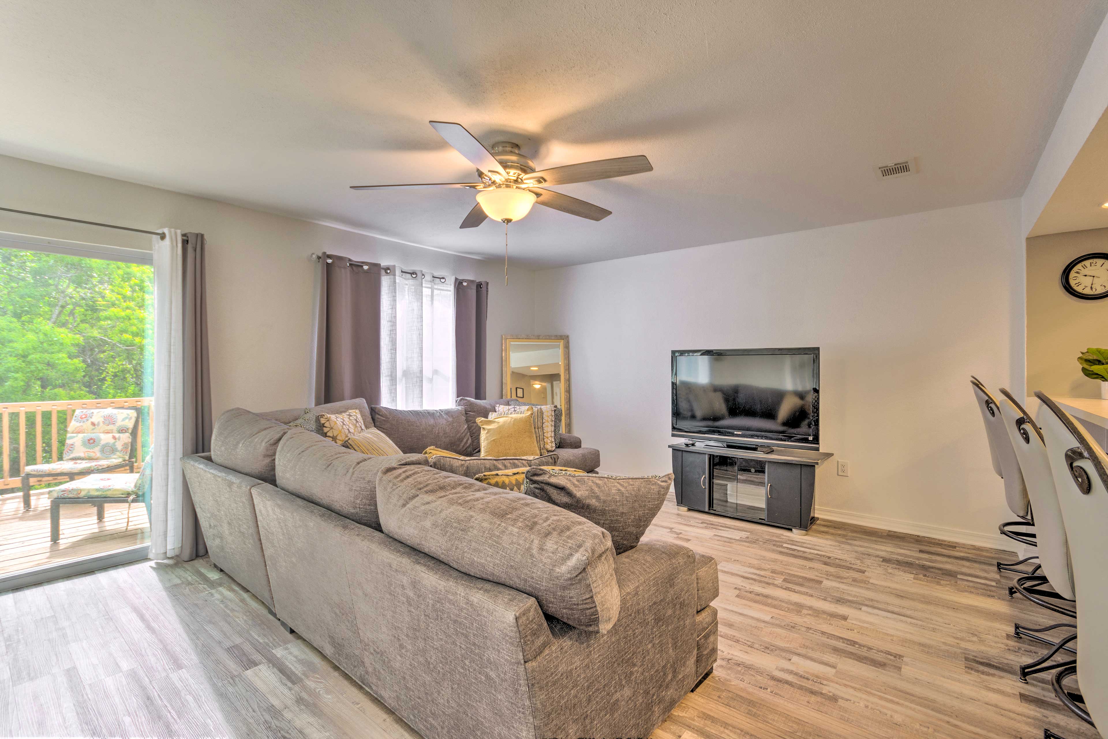 Updated Townhome w/ Deck ~ 12 Mi to Beaches!