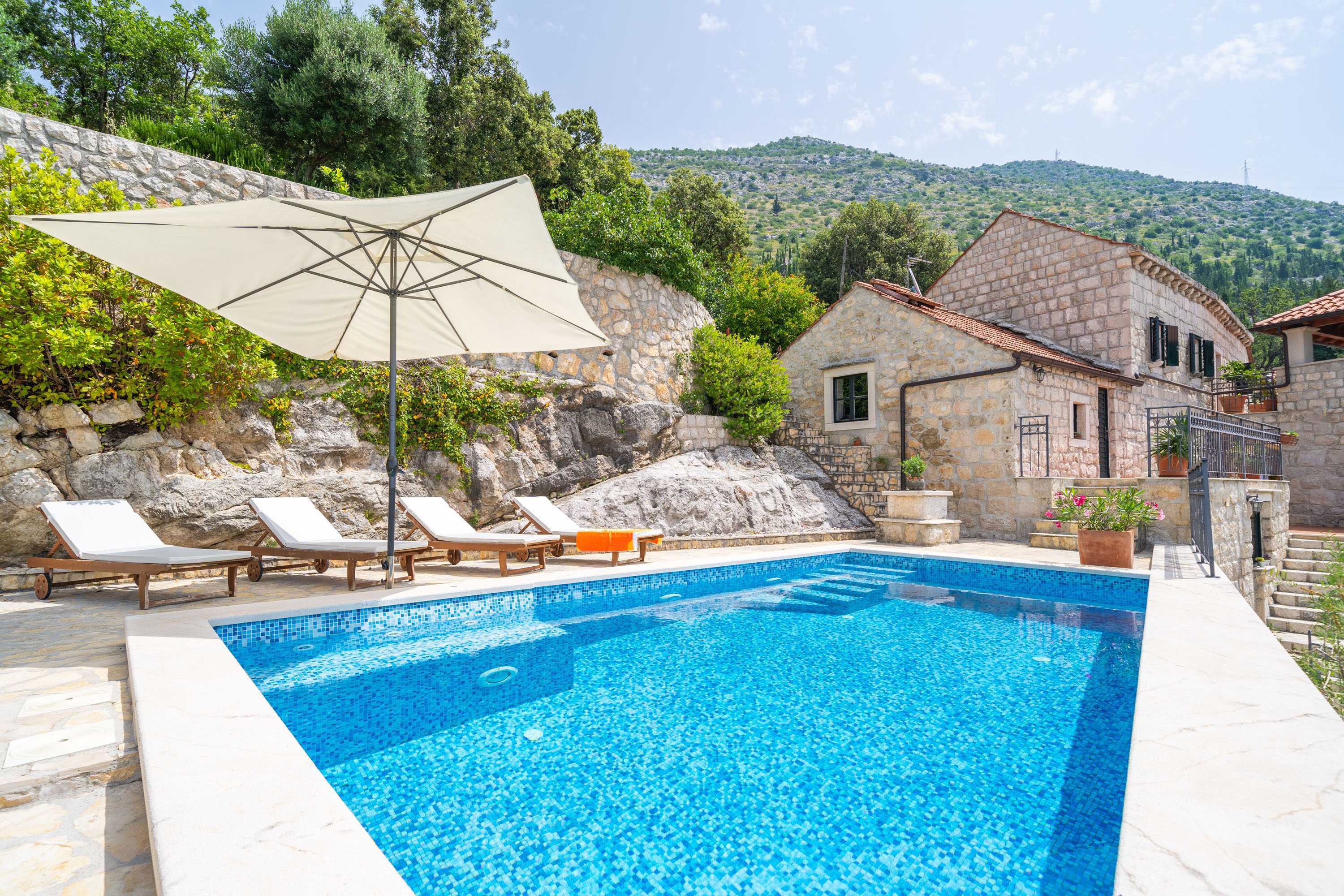 Holiday Home Majkovi - Three Bedroom Holiday Home with Swimming Pool