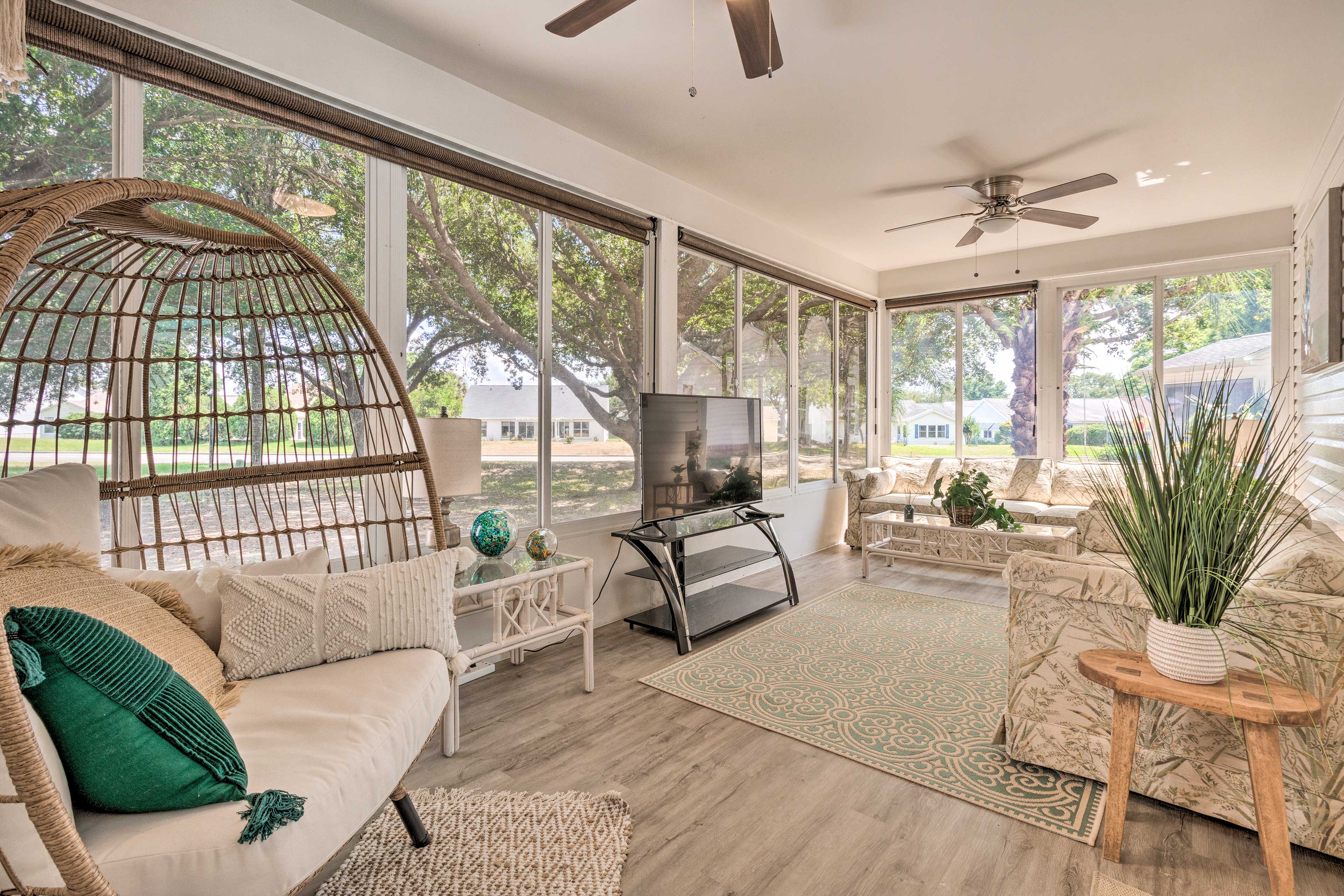 Inviting Lady Lake House: In the Village!