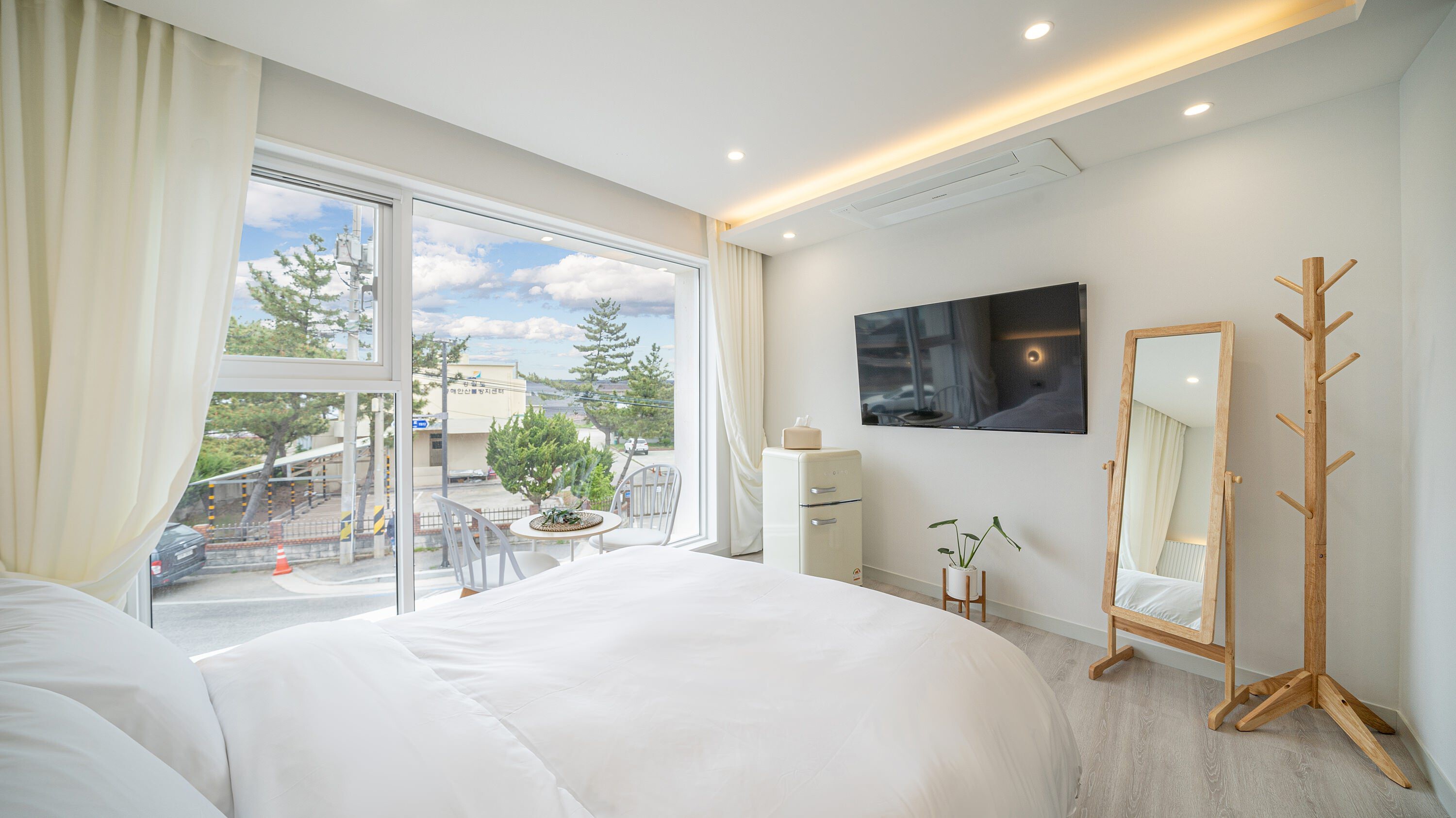 Tuesday (Half Ocean View) where you can relax in Gangneung
