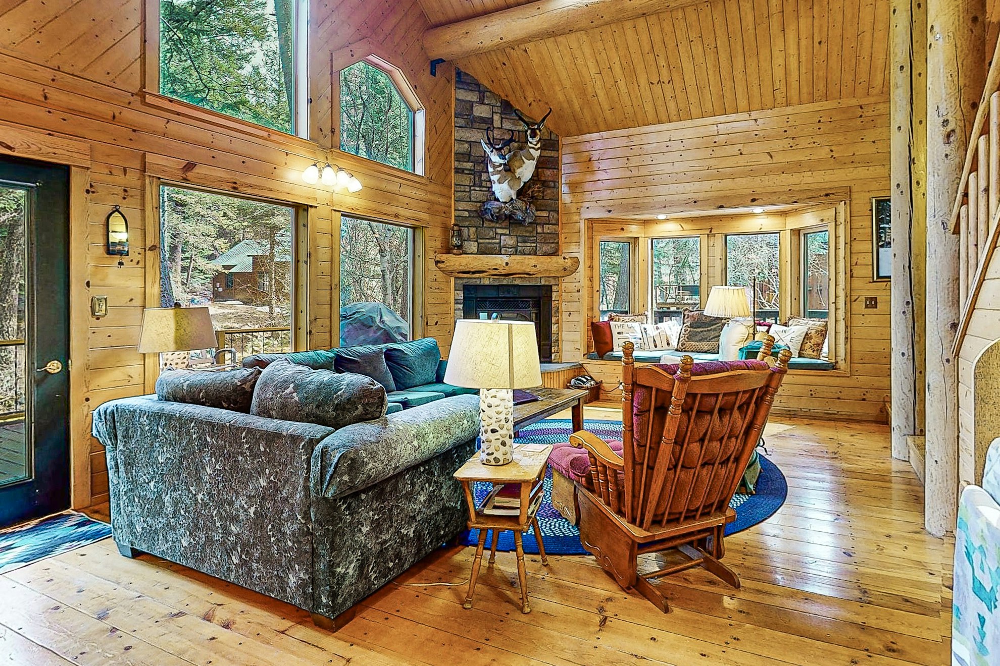 3BR riverfront with fireplace & deck, near lake