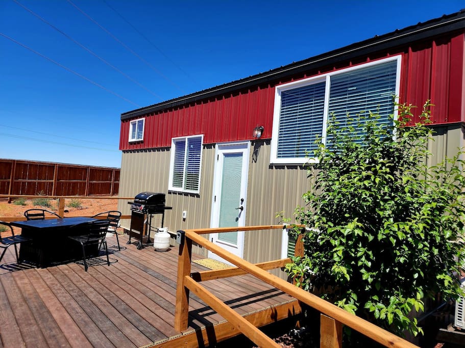 Peaceful Tiny Home with private deck-fire pit-bbq
