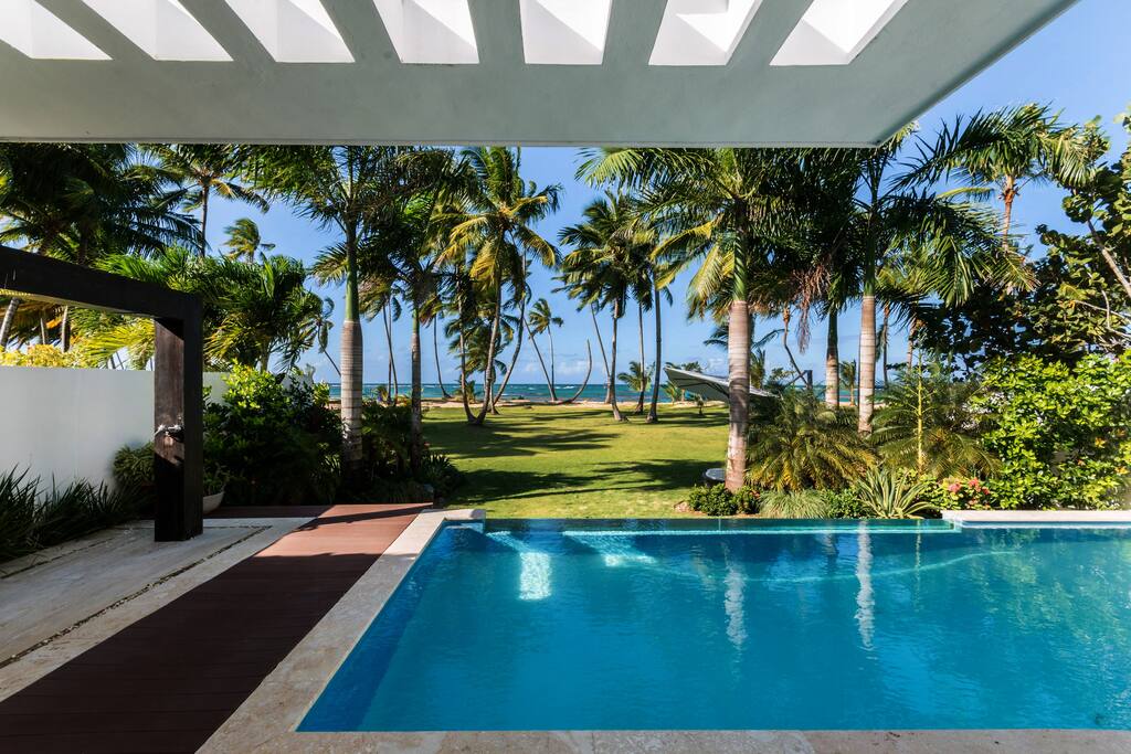 Contemporary Fully Staffed Beachfront Villa