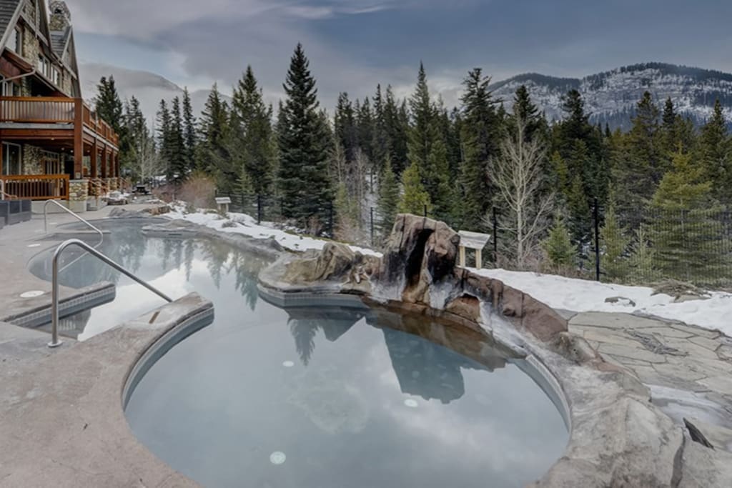 Mountain Top Escape w/ Pool, Hot Tub + Games Room!
