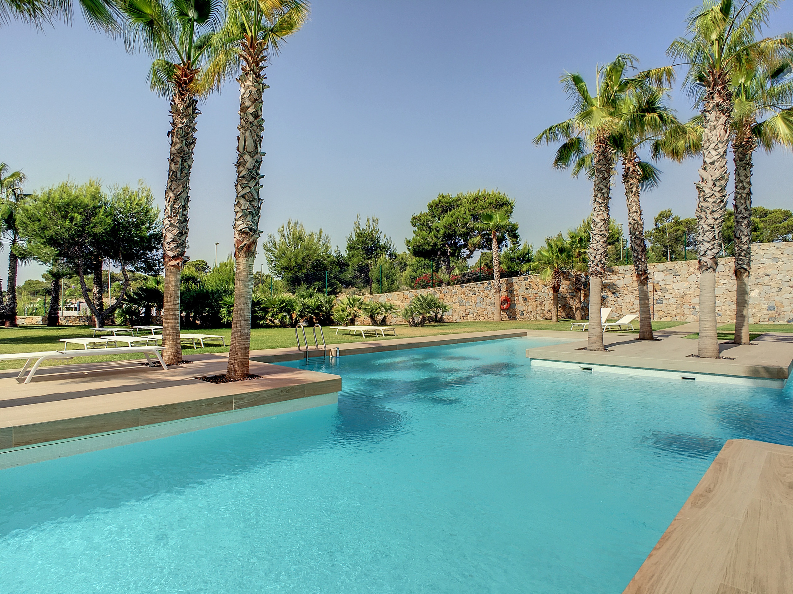 Luxury apartment, pool views, wifi and parking