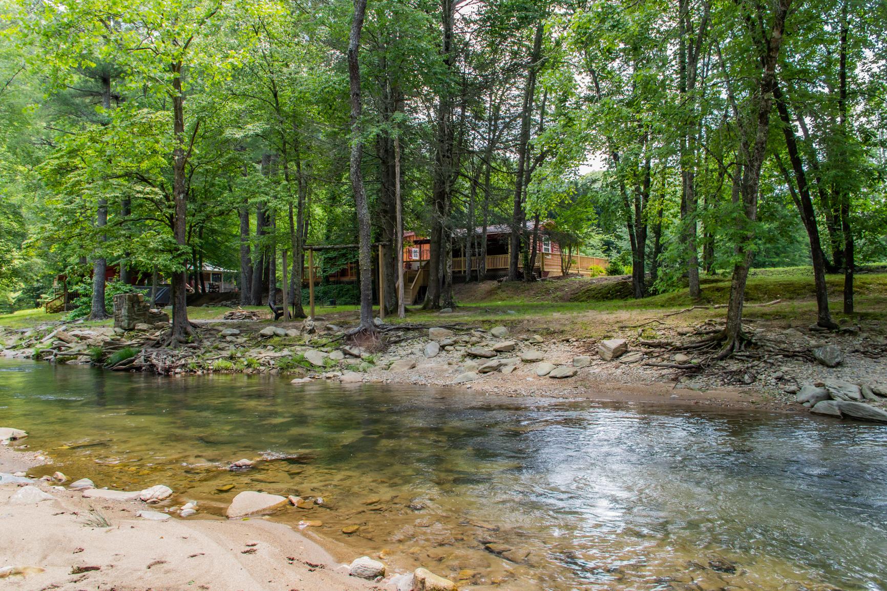 RIVER FRONT! *Hot tub* 4 acres! Pets OK