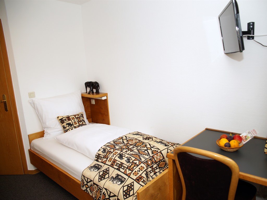 Standard single room ensuite shower in restauranthotel Haus