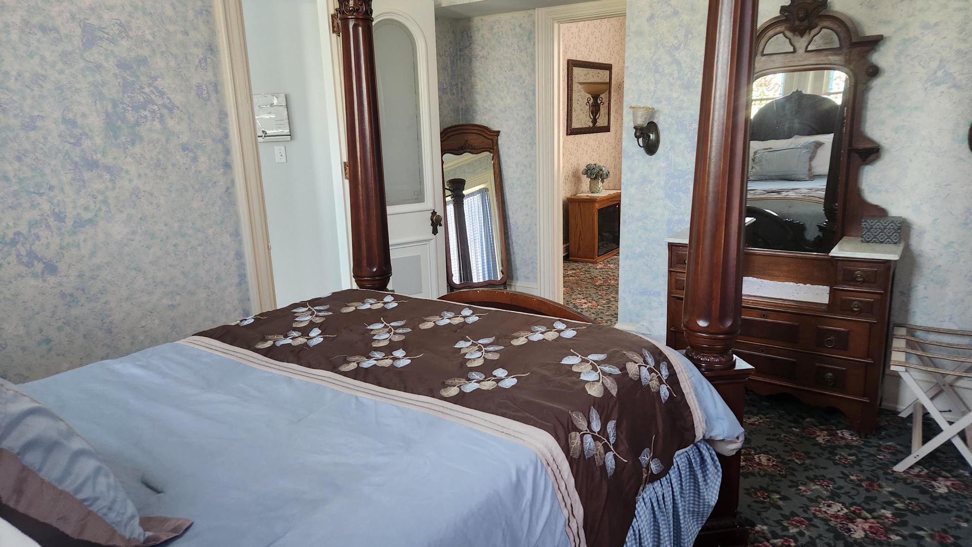 Romantic Victorian Queen Room in Bird-in-Hand