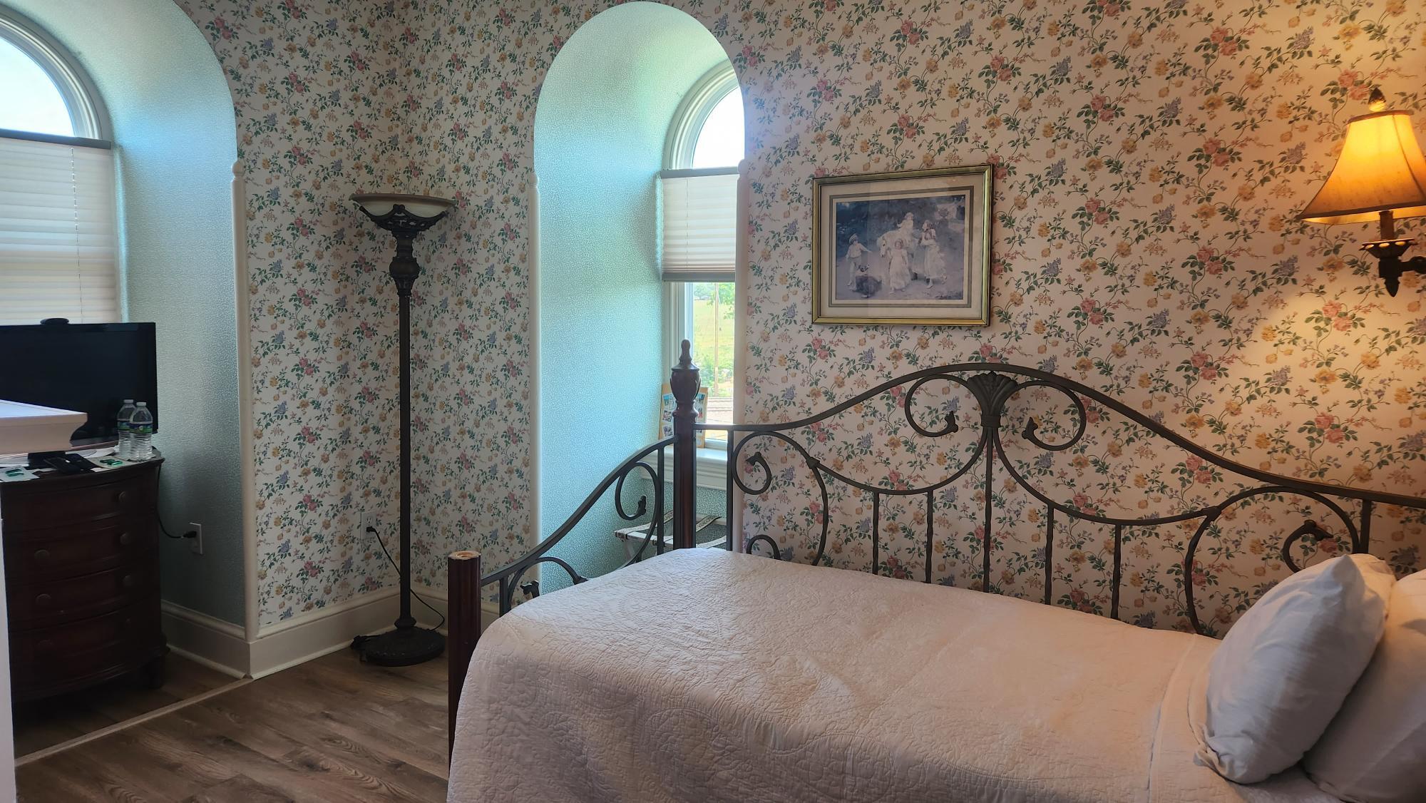 Victorian B&B w/2 Beds, 10 Min From Sight & Sound