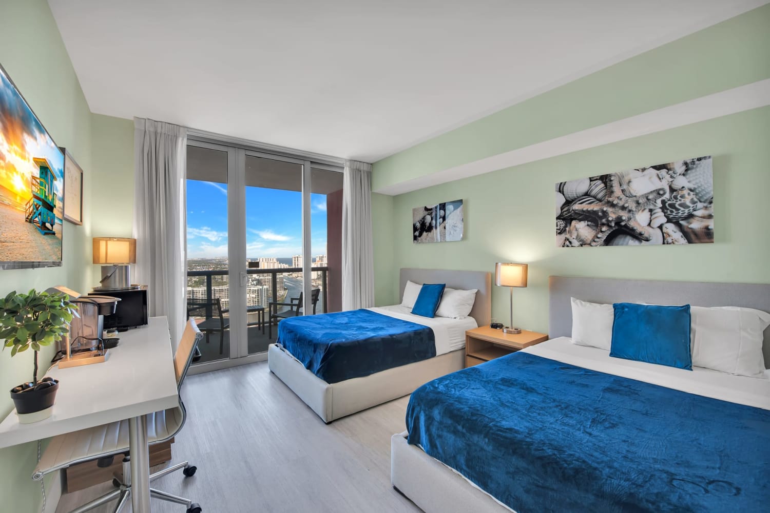 5-Min From Beach - Beach Loungers - 28th Floor in Hallandale Beach, Broward County