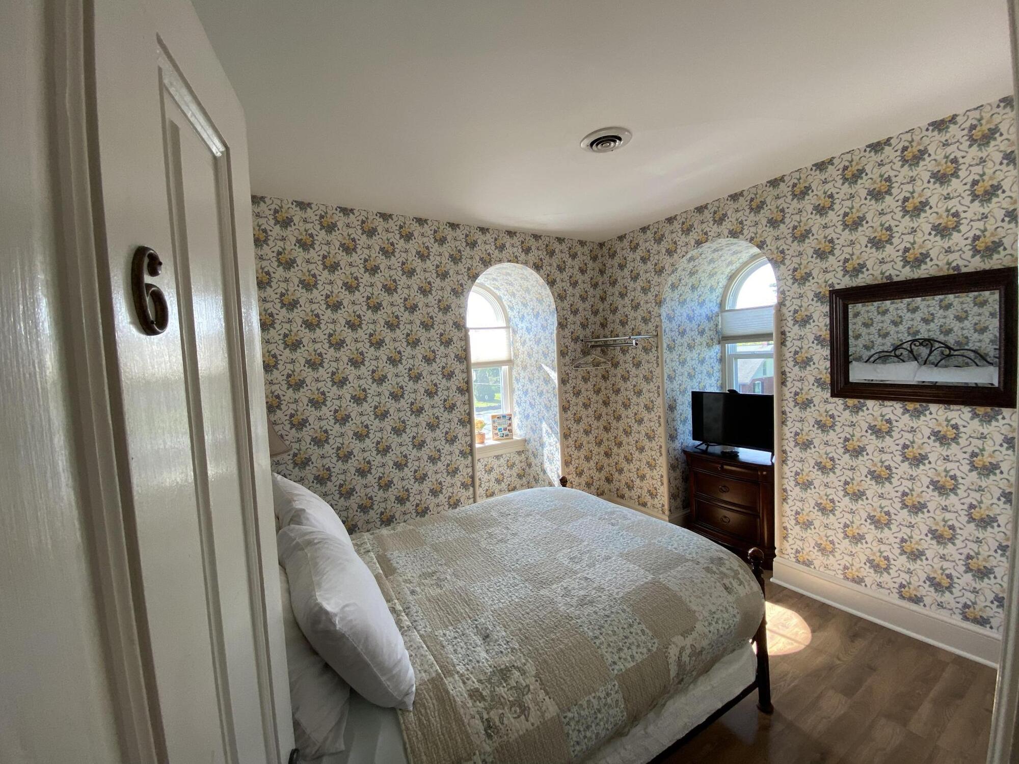 Victorian Room w/Full Bed, Nearby Sight & Sound