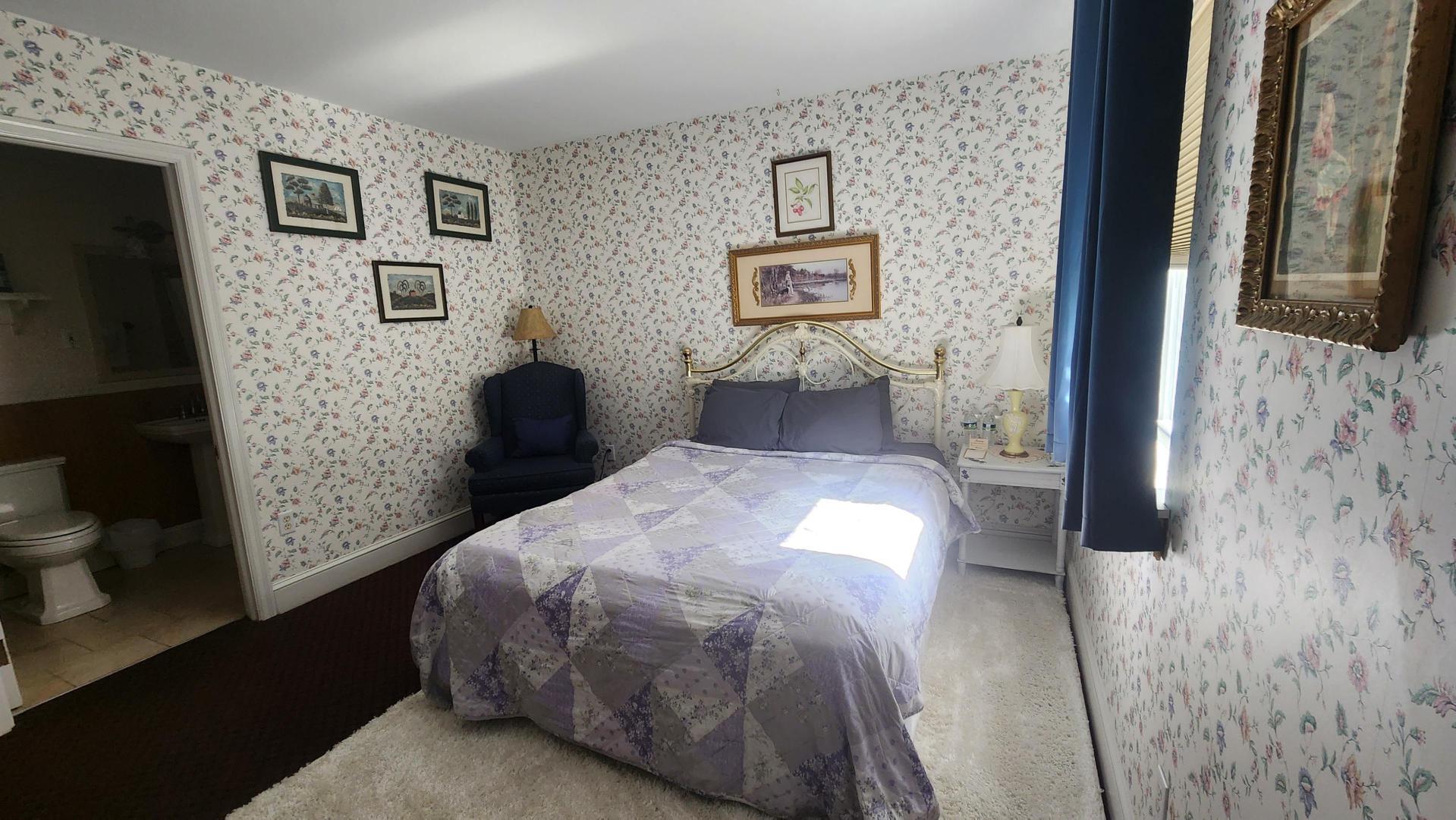 Convenient BnB Queen Room in Bird-in-Hand