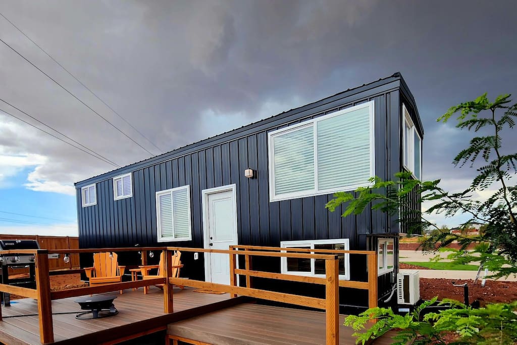 NEW Stunning Tiny Home w/private deck, firepit,BBQ