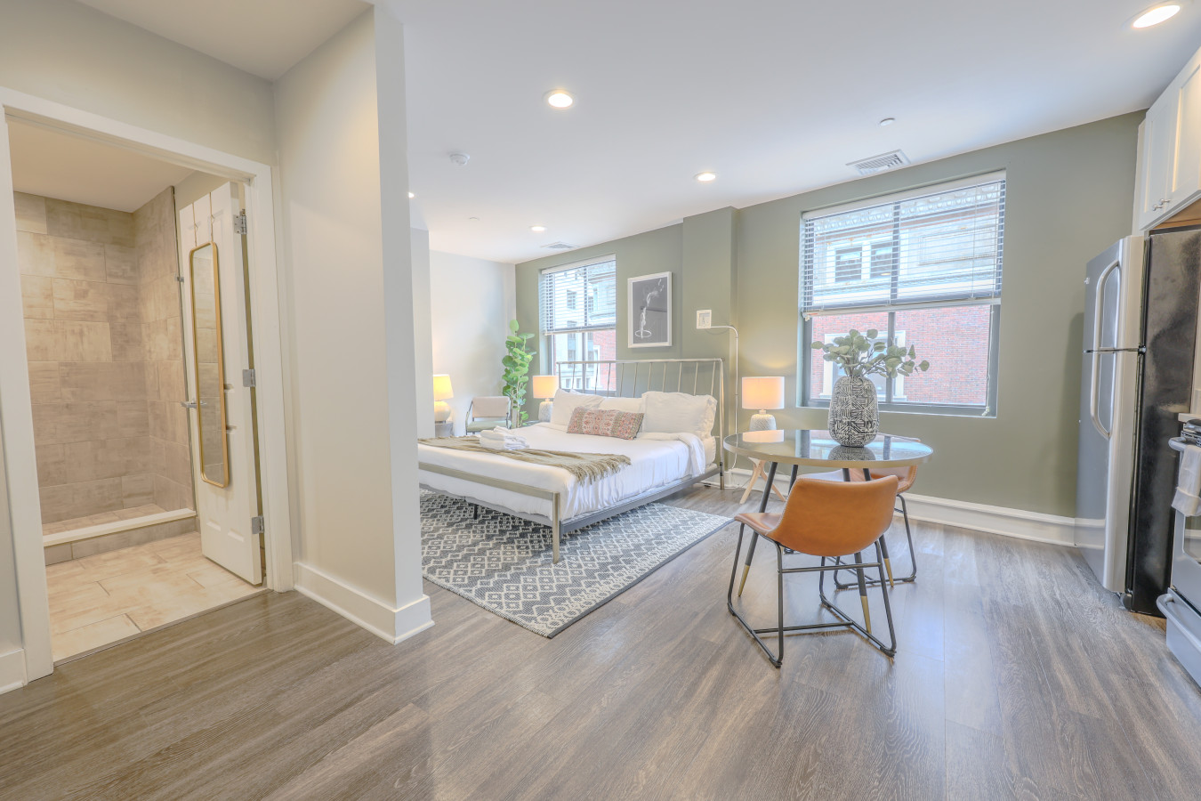 Sleek FIDI Studio | Close to Public Transit!