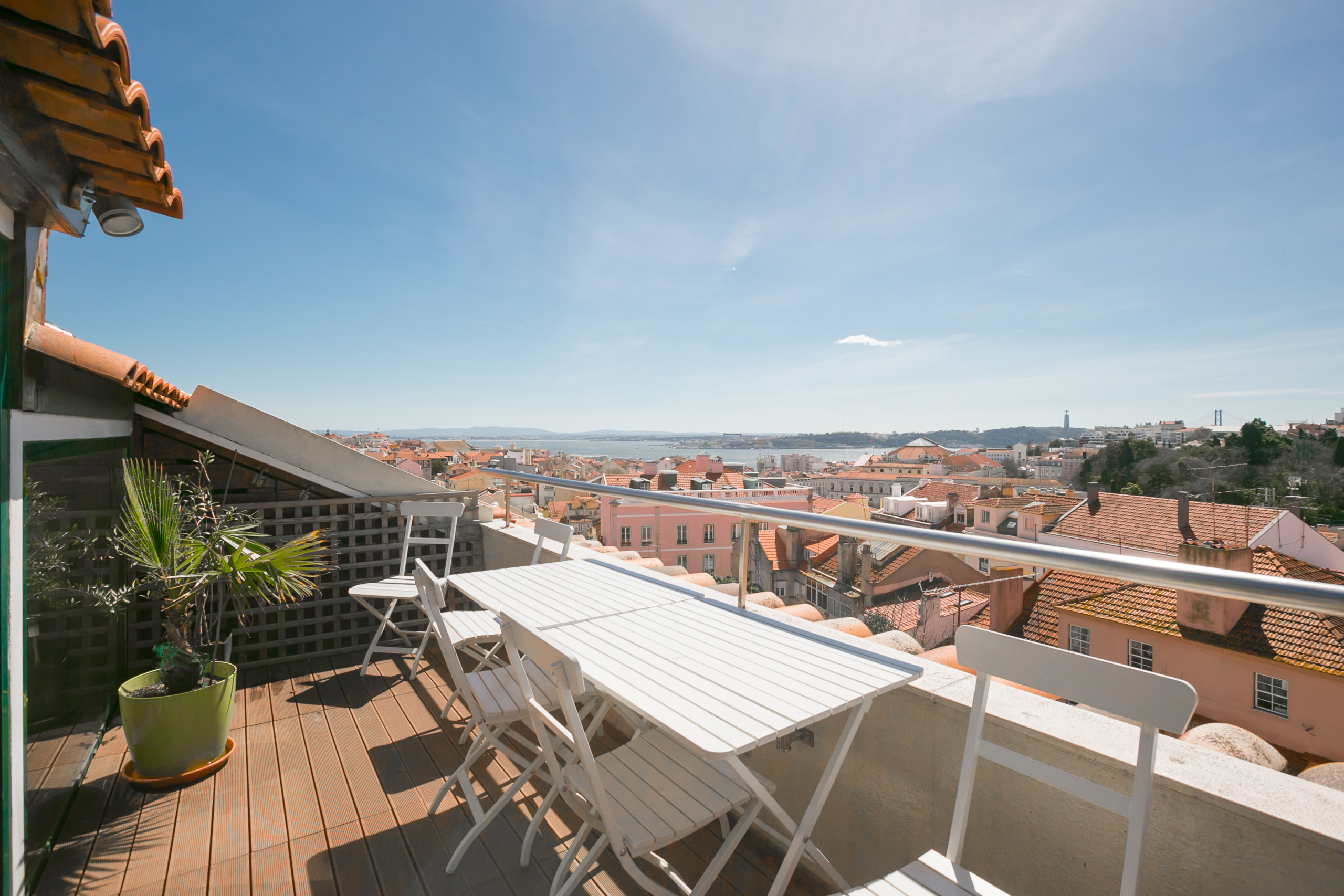 River Views and Terrace- Principe Real Apartment in Misericrdia, Lisbon