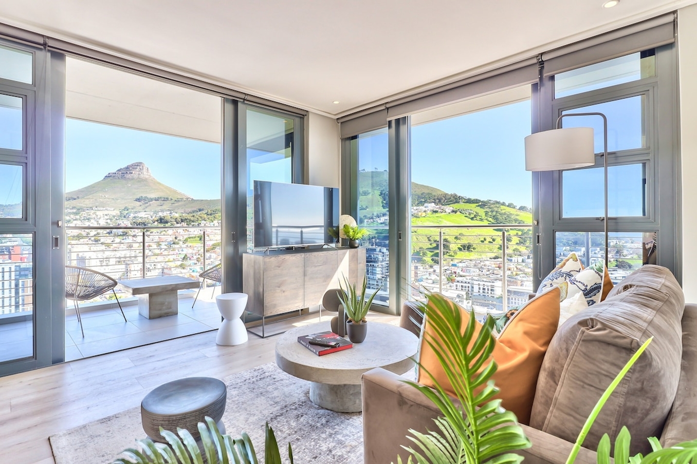 Perfect Views Of Table Mountain and Atlantic Ocean