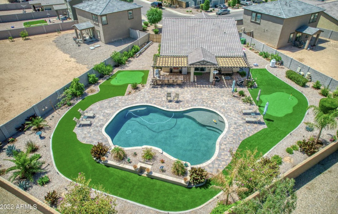 Family Oasis!Pool+Hottub+Kitchen+outdoor living!